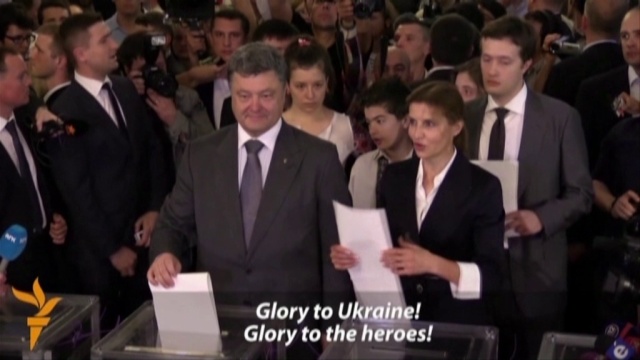 Biznesmen Petro Poroszenko wygrał niedzielne wybory prezydenckie na Ukrainie - tak wynika z pierwszych nieoficjalnych sondaży.