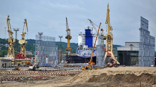 Gigantyczna suwnica stanie w fabryce podstaw do morskich elektrowni wiatrowych, która powstaje na wyspie Gryfia w Szczecinie. Według planów, dźwig ma mierzyć 130 metrów wysokości.
