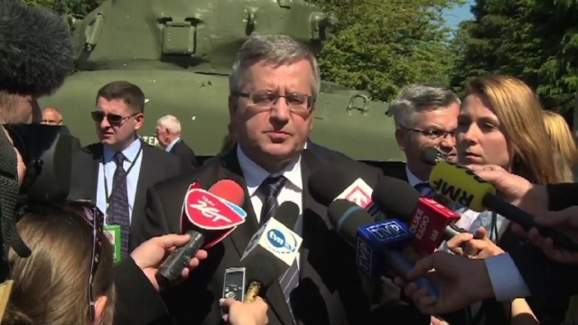 Gdy Hitler poniósł klęskę, wyłonił się lepszy świat i dziś można umacniać go poprzez powstrzymywanie kolejnych konfliktów - tak w 70. rocznicę lądowania wojsk aliantów w Normandii mówił prezydent Bronisław Komorowski.