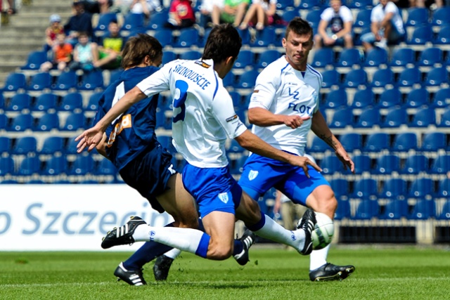 Piłkarze Floty Świnoujście utrzymali się w I lidze. W sobotę, w ostatniej kolejce rozgrywek, wygrali na własnym stadionie z Okocimskim Brzesko 2:0.