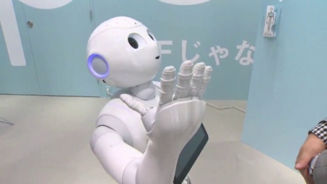 Robota zdolnego rozpoznawać ludzkie emocje zaprezentował w niedzielę japoński koncern SoftBank. Humanoidalna maszyna o nazwie Pepper jest w stanie dostosować swoje zachowanie do nastroju rozmówcy.