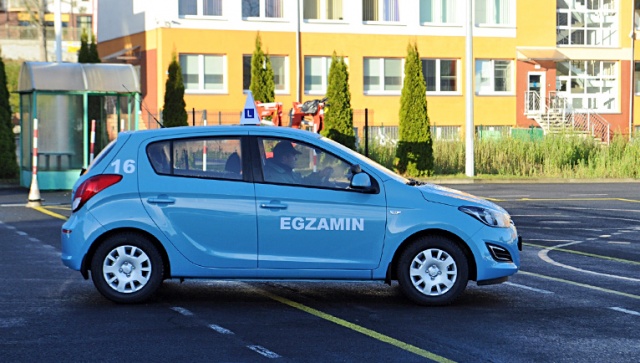 Wzrośnie liczba pytań egzaminacyjnych na prawo jazdy kategorii B. Kursanci zamiast na niespełna dwa, będą musieli odpowiedzieć na trzy tysiące pytań - pisze Dziennik Gazeta Prawna.