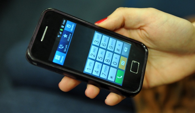 Już dwie trzecie internautów w Polsce korzysta ze smartfona - podaje portal Newseria.