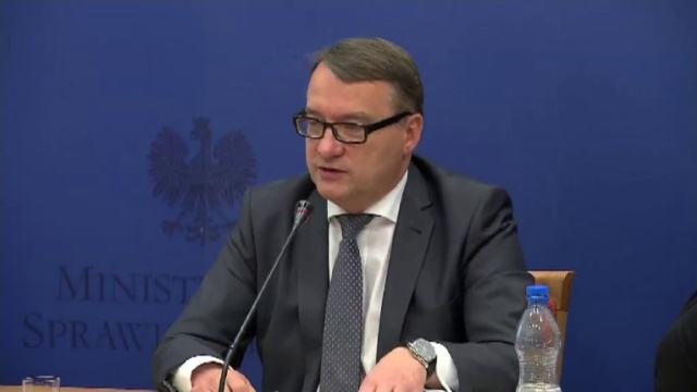 Szereg błędów wytknął prokuraturze minister sprawiedliwości po środowej akcji ABW w redakcji tygodnika Wprost. Według Marka Biernackiego, zachowanie funkcjonariuszy, którzy próbowali siłą odebrać naczelnemu komputer z nagraniami rozmów szefów NBP i MSW, było zbyt daleko idące.