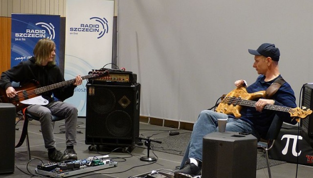 Najbardziej znany polski basista uczy gry na gitarze basowej w studiu koncertowym Radia Szczecin.