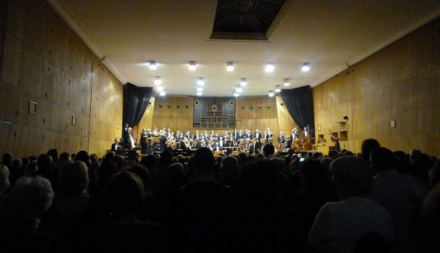 Owacjami na stojąco zakończył się ostatni koncert w starej siedzibie Filharmonii Szczecińskiej. Melomani usłyszeli Sen nocy letniej Mendelssohna i Bolero Ravela.