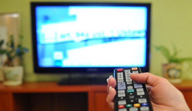 W tym roku hitem urlopowym najprawdopodobniej stanie się własna kanapa. Większości Polaków nie stać bowiem na porządny wypoczynek - pisze Gazeta Wyborcza.