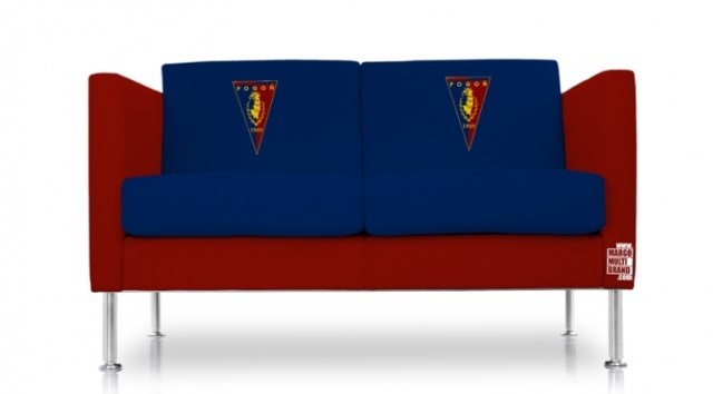 Gratka dla kibiców Pogoni Szczecin. Po breloczkach, koszulkach czy kubkach fani Dumy Pomorza mogą zdobyć granatowo-bordową sofę z herbem Portowców, czyli szczecińskim Gryfem.