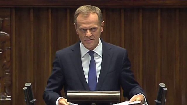 Premier Donald Tusk złożył w Sejmie wniosek o wotum zaufania dla rządu. Podczas szczytu Unii Europejskiej w Brukseli rząd musi mieć pewność, że ma mandat do reprezentowania Polski na forum europejskim - mówił premier.