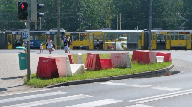 Trzy dni po triathlonie, a barierki stoją. Organizator: Prace porządkowe trwają