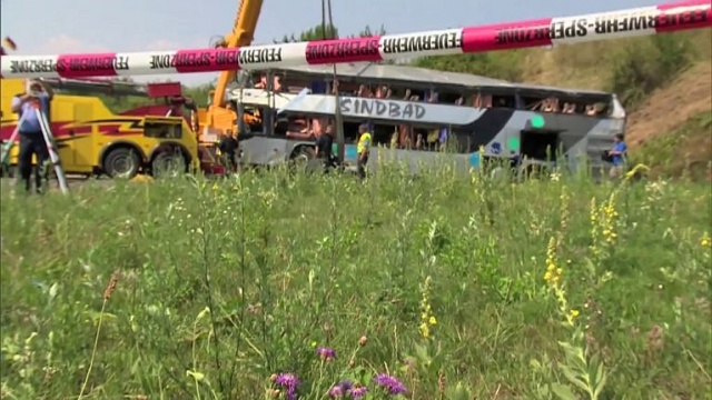 W nocy na autostradzie w okolicach Drezna zderzyły się polski bus i autobus z ukraińskim autokarem. Dziesięć osób nie żyje, a 43 są ranne.