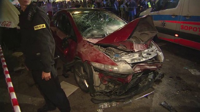 22 osoby są ranne - podaje TVN24. Kierowca wjechał rozpędzonym autem na drewniane molo. Wracając potrącił pieszych i rozbił się na drzewie.