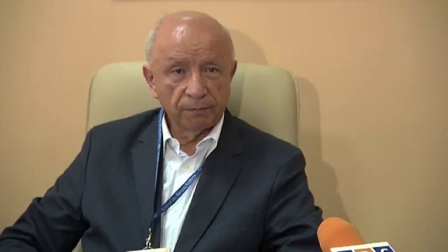 Kobieta, która nie podaje nazwiska, w wywiadzie dla tygodnika Wprost zapowiada, że złoży doniesienie do prokuratury. Razem z mężem oskarża szpital Świętej Rodziny o kłamstwo, manipulacje i niedopełnienie obowiązków. Profesor w poniedziałek otrzymał wypowiedzenie.