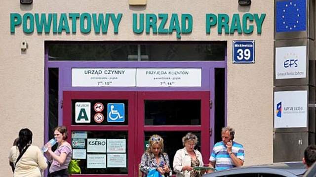 Co czwarta firma z regionu chce zatrudniać nowych ludzi, a co dziesiąta planuje zwolnienia - wynika z ankiety Wojewódzkiego Urzędu Pracy w Szczecinie.