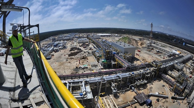 Terminal gazu skroplonego będzie oddany w terminie - zapewniał w piątek premier. Uspakajał, że rząd dojdzie do porozumienia z głównym wykonawcą prac w sprawie kolejnych dopłat do kontraktu.