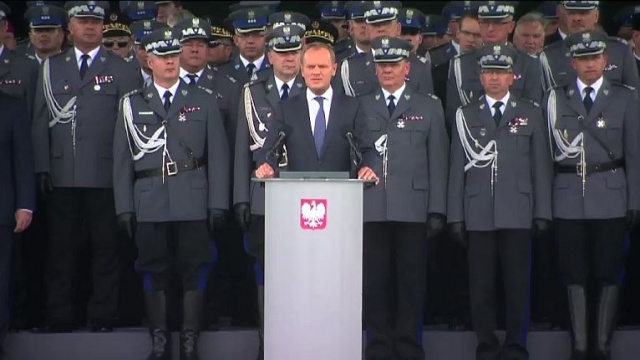Policja nie kojarzy się dziś z przemocą, lecz z bezpieczeństwem. Funkcjonariusze, którzy twardo bronią prawa, mają wsparcie władz - mówił premier Donald Tusk, który wziął w sobotę udział w obchodach 95-lecia policji w Warszawie.
