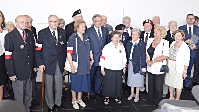Fotografie walk i zniszczonej Warszawy, multimedialne relacje powstańców tłumaczone na język angielski i niemiecki oraz film pokazujący zniszczoną stolicę Polski - wystawę poświęconą Powstaniu Warszawskiemu otworzyli w Berlinie prezydenci Niemiec i Polski.