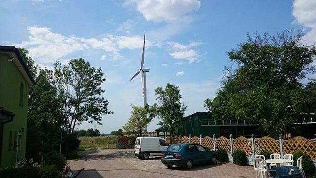 Część z nich stanęła na podstawie pozwoleń gminy, które później uchylił sąd. Zanim ten jednak rozpatrzył skargi mieszkańców - firmy zdążyły postawić wiatraki.