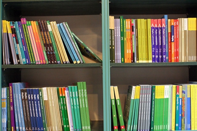 Darmowy podręcznik dla pierwszaków, a dla uczniów starszych klas - dopłaty. Około 500 tysięcy dzieci w całej Polsce otrzyma w tym roku rządowe wsparcie. Państwo zwróci najbiedniejszym i niepełnosprawnym za szkolną wyprawkę.