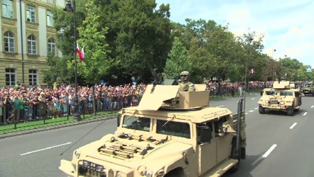 Konflikt rosyjsko-ukraiński pokazał wyraźnie, że nie wszystkie narody naszego regionu mogą czuć się bezpiecznie - tak mówił prezydent Bronisław Komorowski podczas piątkowych uroczystości z okazji Święta Wojska Polskiego w Warszawie.