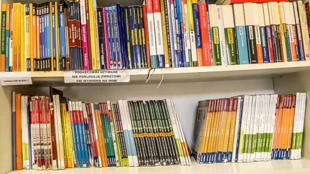 Wydawcy szkolnych podręczników odbijają sobie rządowy elementarz dla pierwszaków na starszych rocznikach - tak mówią szczecińscy księgarze.