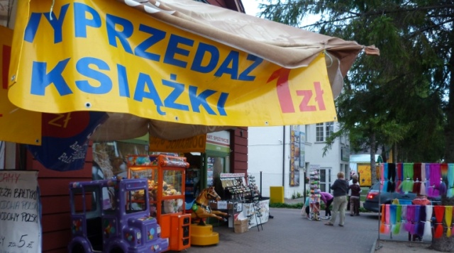 Ubrania, książki i pamiątki nad morzem nawet do 70 proc. taniej. Wakacje powoli dobiegają końca, w nadmorskich kurortach ruszył szał letnich wyprzedaży.