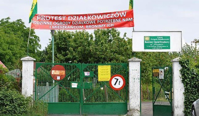 Ponad sto tysięcy podpisów zebrali polscy działkowcy pod obywatelskim projektem ustawy, który ma uchronić ich ogródkowe altany przed rozbiórką.