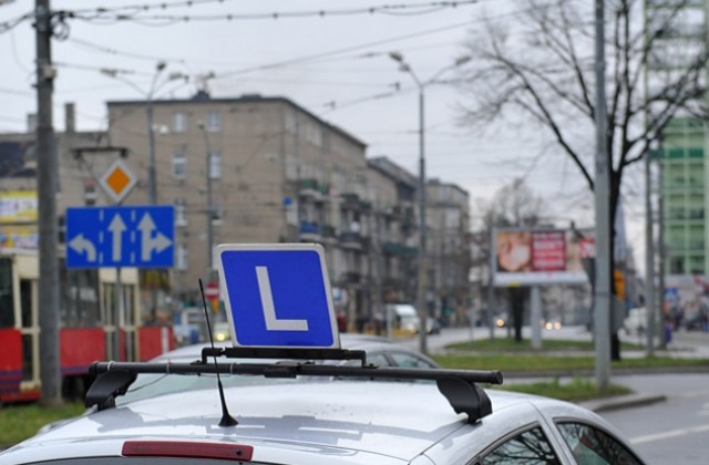 Kursanci szkół nauki jazdy nie zdają jeszcze egzaminów w tych samych samochodach, na których się szkolili. Taką możliwość dają przepisy, które obowiązują od niedzieli. Problem w tym, że nie ma do nich rozporządzeń - skarżą się właściciele szkół ze Szczecina.