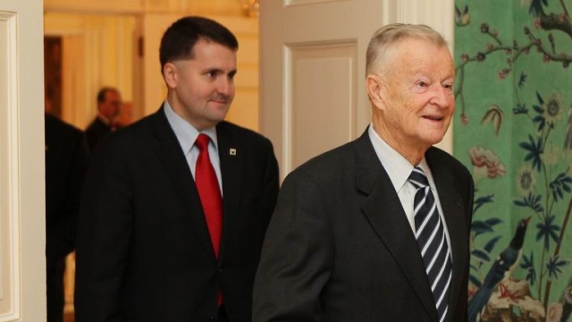 NATO musi podjąć konkretne decyzje w związku z konfliktem na Ukrainie - tak mówił w wywiadzie dla CNN, który udostępnił TVN24, Zbigniew Brzeziński, amerykański politolog polskiego pochodzenia i były doradca prezydenta Stanów Zjednoczonych, Jimmy039ego Cartera.