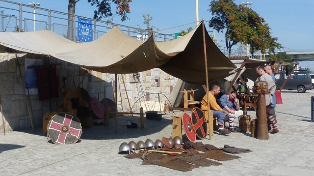 Replika słowiańskiej łodzi Dobrawa II oraz barka rzeczna z 1902 roku wydobyta z Odry - obie jednostki cumują w Szczecinie.