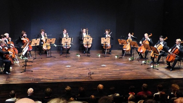 W ramach cyklu koncertów inaugurujących otwarcie nowej siedziby Filharmonii Szczecińskiej we wtorek wieczorem w sali kameralnej wystąpiło 12 wiolonczelistów z Filharmonii Berlińskiej.