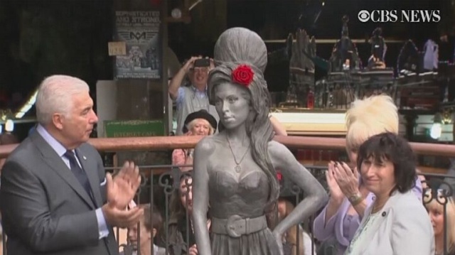 W Londynie stanął pomnik piosenkarki Amy Winehouse. Monument ufundowała przyjaciółka rodziny - aktorka Barbara Windsor, wyrzeźbił znany londyński artysta Scott Eaton.