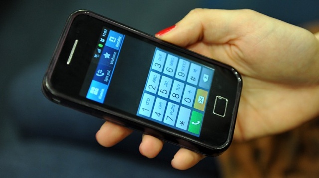 Polacy coraz częściej wybierają bankowość mobilną. W ciągu ostatniego roku liczba osób korzystających z konta przez internet zwiększyła się o dwa miliony - tak wynika z raportu opublikowanego przez Związek Banków Polskich.