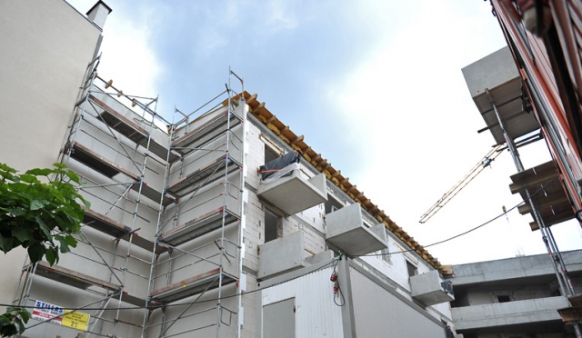 Siedem do dziesięciu lat - tyle czasu trzeba byłoby oszczędzać, nie wydając nic, żeby kupić w Polsce 40-metrowe mieszkanie - to doniesienia Rzeczpospolitej.