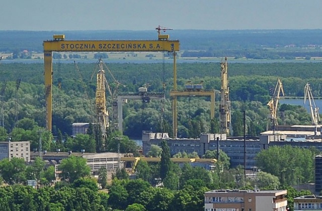 Dwa lata po złożeniu do sądu zbiorowego pozwu oraz odwołaniach ze strony Skarbu Państwa, sprawa trafiła do szczecińskiego Sądu Okręgowego. Pozywający obwiniają ówczesny rząd, że w 2001 roku doprowadził Holding Stoczniowy do upadku, przez co ich akcje straciły na wartości.