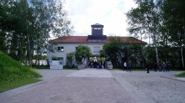 Ktoś ukradł fragment żelaznej bramy z napisem Arbeit macht frei z byłego obozu koncentracyjnego w niemieckim Dachau - informuje Polska Agencja Prasowa.