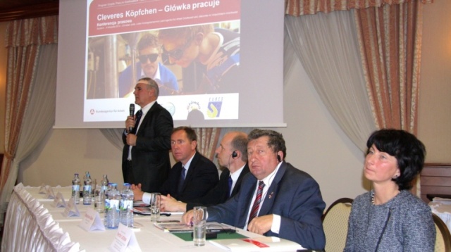 Nawet 600 euro miesięcznie można zarobić podczas nauki zawodu w Niemczech. To oferta tamtejszych urzędów pracy skierowana do młodych szczecinian. Szkolenie trwa 3,5 roku, a po praktykach absolwent ma zagwarantowane miejsce pracy.