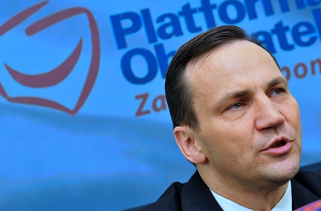 Posłowie w najbliższy piątek będą decydować o tym, czy Radosław Sikorski będzie dalej pełnił swoją funkcję - informuje tvn24.