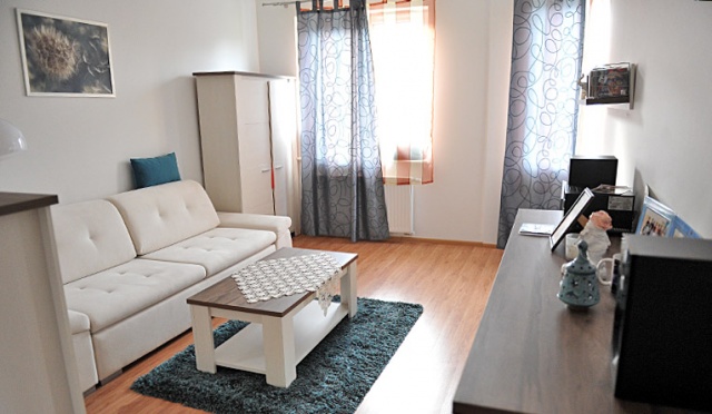 Bankowcy są wyjątkowo hojni dla osób, które chcą się zadłużyć na mieszkanie. Kolejek po kredyty jednak nie ma - pisze Rzeczpospolita.