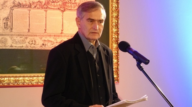 Prawie setka uczestników Szczecińskiego Salonu Poezji wysłuchała w czwartek na Zamku Książąt Pomorskich wierszy patriotycznych w interpretacji aktora Olgierda Łukaszewicza.