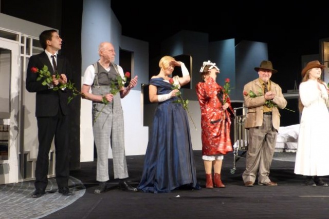 Premiera Szkoły żon francuskiego komediopisarza w sobotni wieczór przyciągnęła komplet publiczności do Teatru Współczesnego.