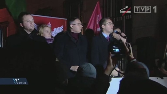 Kilkaset osób zgromadziło się w czwartek po południu przed siedzibą PKW. Żądali unieważnienia wyborów samorządowych. Część demonstrantów wdarła się do budynku.