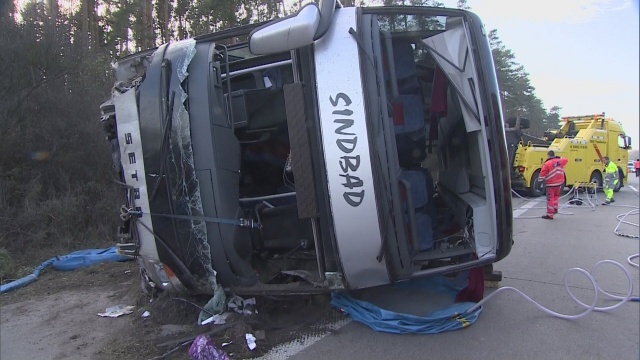 Autokar zjechał na prawe pobocze obwodnicy Berlina, zsunął się ze skarpy i przewrócił. Do wypadku na autostradzie A10 w Niemczech doszło w niedzielę przed godz. 5.