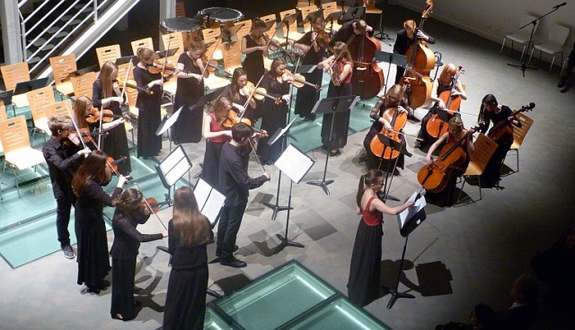 Zagrali, by pomóc maluchom. Młodzież z Zespołu Szkół Muzycznych im. Feliksa Nowowiejskiego zagrała koncert na scenie Trafostacji Sztuki.