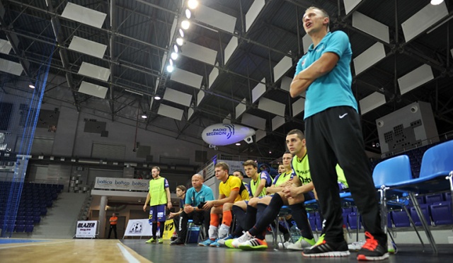 Halowi piłkarze Pogoni 04 Szczecin przegrali na wyjeździe z Red Dragons Pniewy 1:2 w ostatnim meczu ósmej kolejki rozgrywek o mistrzostwo Polski.
