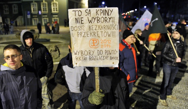 Nie milkną echa wyborczego zamieszania w kraju. W tvn24 spierali się o to posłowie PiS i PO.