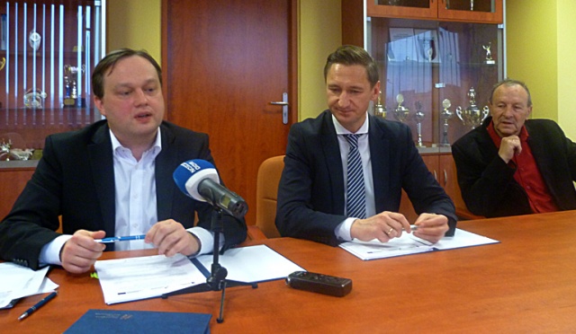 Prawie milion zł rocznie chce zarabiać Zakład Wodociągów i Kanalizacji w Szczecinie na produkcji prądu. W piątek prezes ZWiK-u podpisał umowę o dofinansowanie budowy farmy fotowoltaicznej, czyli takiej, która wykorzystuje energię słoneczną do produkcji elektrycznej.