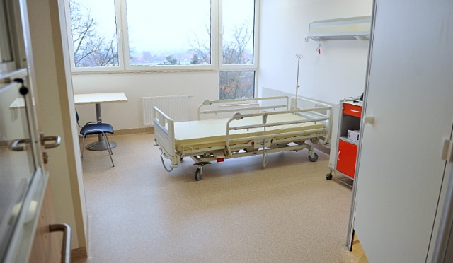 Dwuletni chłopiec, który w nocy z soboty na niedzielę wyszedł boso z domu i spędził na mrozie siedem godzin, jest wybudzany ze śpiączki farmakologicznej. Mały Adaś przebywa w szpitalu w krakowskim Prokocimiu.