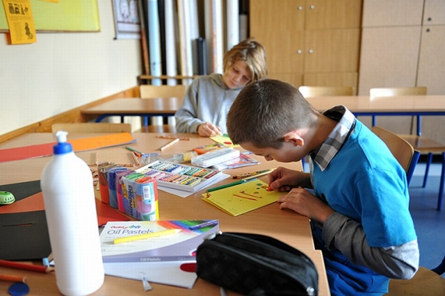 Szkoły mają obowiązek prowadzić zajęcia dla dzieci w czasie przerwy świątecznej, między 22 a 31 grudnia - tak w liście do rodziców, dyrektorów szkół i samorządów napisała minister edukacji.