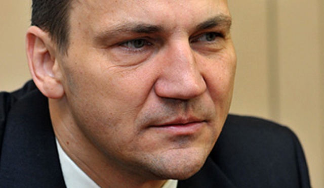Radosław Sikorski pobrał kilkadziesiąt tysięcy złotych zwrotu kosztów za używanie prywatnego auta do celów służbowych - wylicza tygodnik Wprost. Sprawa dotyczy okresu od 2007 do września 2014 roku, gdy obecny marszałek Sejmu pełnił funkcję szefa polskiej dyplomacji.